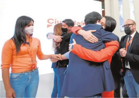  ?? EFE ?? Inés Arrimadas abraza a Edmundo Bal tras conocerse los resultados de las elecciones madrileñas