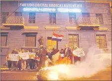 ??  ?? La “Comisión Escrache Paraguay” protestó contra el senador Jorge Oviedo y luego contra el diputado Carlos Portillo.