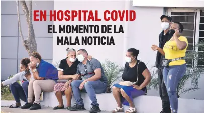  ?? J.A MALDONADO/LD ?? Un grupo de personas muestra su dolor tras enterarse de la muerte de un familiar por Covid-19 en el hospital Moscoso Puello. Ayer el sistema reportó otros 15 decesos por el virus.