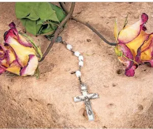  ?? FOTO: JANNI2/GETTY IMAGES ?? Speziell gläubige Katholiken bekommen häufig einen Rosenkranz als Grabbeilag­e.
