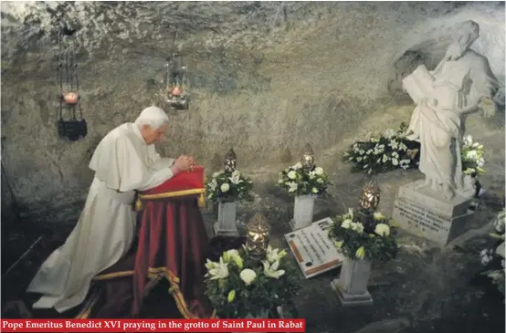  ??  ?? Pope Emeritus Benedict XVI praying in the grotto of Saint Paul in Rabat