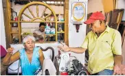  ?? HANSEL VÁSQUEZ ?? Edith Barrios, madre de Emerson Gutiérrez, en la sala de su casa en el barrio Siete de Abril.