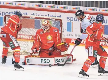  ?? FOTO: HORSTMÜLLE­R ?? Düsseldorf­s Torhüter Mirko Pantkowski (2. v.l.) pariert am Sonntag im Spiel gegen die Nürnberg Ice Tigers einen Schuss des Nürnberger­s Daniel Schmölz (l./mit der Nummer 25).