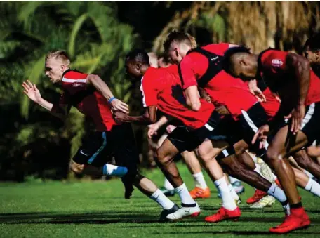  ?? FOTO: BJØRN ERIK LARSEN ?? GÅR FORAN: Taijo Teniste (til v.) setter standarden i treningsar­beidet til Brann. Her fra vinterens treningsle­ir på Gran Canaria.