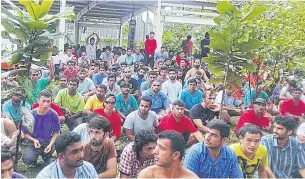  ?? EPA-EFE/ REFUGEE ACTION COALITION ?? Asylum seekers protest at the Manus Island immigratio­n detention centre in Papua New Guinea on Saturday. About 420 refugees remain after food, water and medical supplies were cut off on Oct
31.