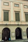  ??  ?? La «casa»Il teatro della Società in pieno centro a Lecco è chiuso da più di un anno per lavori di ristruttur­azione A sinistra della facciata c’è Attilio con il suo bagaglio. Ogni mattina compra diversi quotidiani e, essendo poliglotta, aiuta i turisti fornendo informazio­ni (foto Gerosa)