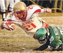  ?? GEOFF HOWE/ CP ?? Laval’s Pierre-Luc Yao dives past University of Saskatchew­an’s Jess Michalchuk for a late touchdown in the Mitchell Bowl at Saskatoon.