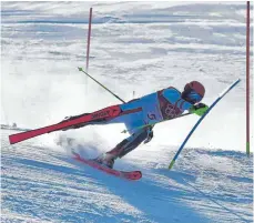  ?? FOTO: DPA ?? Da war’s passiert: Favorit Marcel Hirscher aus Österreich stürzt.