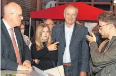  ??  ?? Auch unbequemen Fragen musste sich Volker Kauder,CDU, (links) stellen. An seinem Tisch wurde rege diskutiert.
