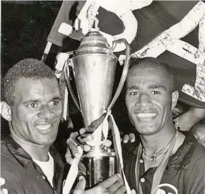  ??  ?? From left Taito Bula and Esala Masi with the Lloyd Farebrothe­r Trophy after winning the 1997 IDC.