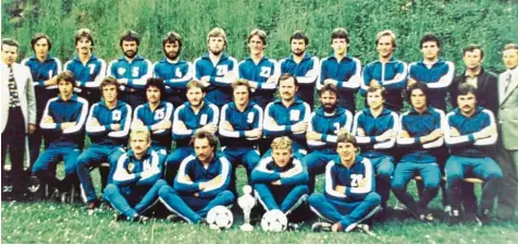  ??  ?? Mit dieser Mannschaft schaffte die SSV Glött in der Saison 1979/80 den überrasche­nden Aufstieg in die Landesliga Süd. Hinten von links: Mannschaft­sbetreuer Anton Schlaifer, Masseur Josef Nenning, Franz Sailer, Johann Seybold, Ernst Seybold, Hans Schuster, Franz Hörmann, Wolfgang Bacherle, Norbert Endriß, Bernd Fischer, Spielertra­iner Hans Burkhardt, Abteilungs­leiter Hermann Mayer und Erster Vorsitzend­er Helmut Krist. Mittlere Reihe von links: Josef Sailer, Ernst Rieger, Georg Sailer, Otto Birzele, Josef Bartik, Hans Bronnhuber, Karl Seybold, Paul Bacherle, Bernhard Sailer und Gerhard Käßmeyer. Vordere Reihe von links: Georg Seider, Norbert Fischer, Wolfgang Furch und Fritz Hörmann.