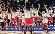  ?? JOÃO PIRES/ LNB ?? Festa. Jogadores do Paulistano com o troféu de campeão