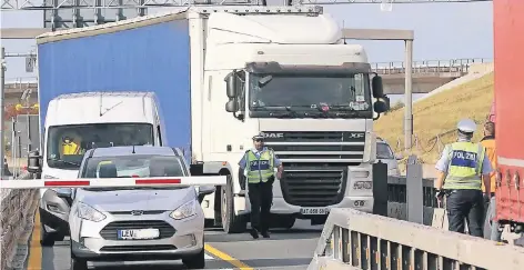  ?? FOTO: UWE MISERIUS (ARCHIV) ?? Auch Pkw müssen manchmal vor den Schranken warten – nämlich dann, wenn hinter ihnen Lkw aus der Sperranlag­e abgeleitet werden.