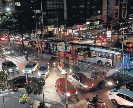  ?? ALEX SILVA/ESTADÃO ?? Rua Funchal. Quem tem fácil acesso ao transporte público na capital geralmente se encaixa no perfil de renda média ou alta