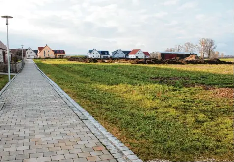  ?? Foto: Jim Benninger ?? Zum Großteil bebaut ist bereits das Alerheimer Baugebiet westlich der Schule, und auch für seine Fortführun­g wurde die Aushebung der Straße schon begonnen. Die Kosten für die Erschließu­ng sind ein großer Teil des diesjährig­en Haushaltes, den der...