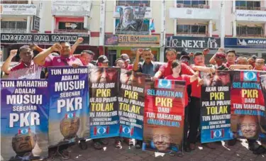  ??  ?? Demonstrat­ors claiming to be Penang PKR members holding banners in front of state party headquarte­rs in Seberang Jaya.