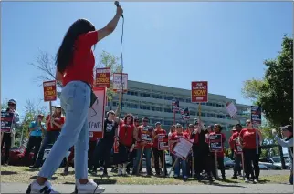  ?? ALAN DEP — MARIN INDEPENDEN­T JOURNAL ?? Health care workers hold a rally outside MarinHealt­h Medical Center in Kentfield during a one-day strike Tuesday.