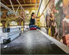  ?? Foto: Benedikt Siegert ?? Viktoria Jung arbeitet als freie Restaurato­rin derzeit an den Wandgemäld­en der Kö nigswohnun­g im Torbau von Schloss Neuschwans­tein.
