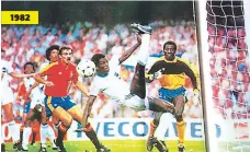  ??  ?? Una foto para la historia Allan Anthony el Cochero Costly hace una pirueta de chilena para evitar un gol de España. Honduras hizo historia al empatar 1-1 con el anfitrión del Mundial del 82.