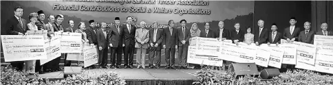  ??  ?? (From 14th right) Taib, Lau and Awang Tengah with the recipients of STA’s financial contributi­on.