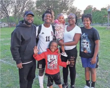  ?? GAIL BAILEY ?? AJ Cox, second from left, takes a photo with his father, Arthur Cox, his cousin, Hynesti, his mother, Ashaeil Cox, his brother, Akeem Cox, and his cousin, Kingston.