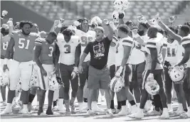  ?? AL DIAZ adiaz@miamiheral­d.com ?? UM coach Manny Diaz leads the team before the start of the team’s spring game at Hard Rock Stadium in April. Diaz and three players will speak to the media on Wednesday.