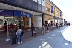 ?? (Getty) ?? Shoppers wait in line in Southend