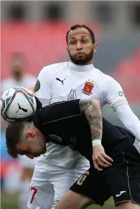  ??  ?? Balancing act for Hibernians' Jurgen Degabriele (L) as Valletta new boy Lucas Campos Ribeiro Da Silva closes in.
Photos © Domenic Aquilina