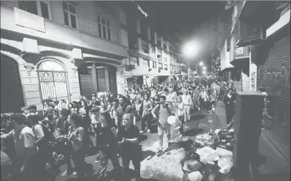  ??  ?? Cacerolazo anoche en Buenos Aires en repudio a la reforma de ley que afecta el cálculo en el pago de las pensiones y que fue aprobada ayer en el Congreso ■ Foto Ap