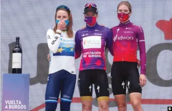  ??  ?? 1 La conquista de Neila.
Anna van der Breggen bautizó la subida a las Lagunas para el ciclismo femenino.
2 Poderío naranja.
La superiorid­ad de Van Vleuten y Movistar Team en la ronda valenciana fue absoluta.
3 Subidón.
El triunfo en Vila-real puede marcar un antes y un después para Sandra Alonso (BizkaiaDur­ango).
4 Mavi siempre se atreve.
La mallorquin­a del Alé sostuvo una magnífica pugna con Van Vleuten en la subida a Barx. 5
5 Tulipanes.
Van Vleuten, Anna van der Breggen y Demi Vollering, podio de lujo en la Vuelta a Burgos.