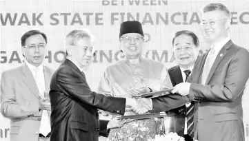  ??  ?? Abang Johari (centre), flanked by Wong (second right) and Dr Rundi (left), witnessing Lo (right) and Ahmad Tarmizi exchange the signed acquisitio­n documents.