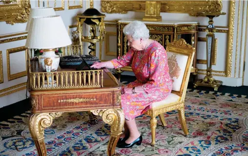  ??  ?? Refuge. Vendredi 24 juin, après l’annonce de la démission de David Cameron, Elisabeth II a rejoint le château de Windsor. Ici dans la White Drawing Room, le 21 juin.