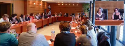  ?? (Photos S. A.) ?? Échanges houleux et incompréhe­nsions entre les directeurs d’école varois et de la députée du Val-d’Oise Cécile Rilhac (ci-dessus à droite, à côté de la députée du Var Valérie Gomez-Bassac) vendredi soir, en mairie de Cuers. Les profession­nels, venus de tout le départemen­t, ont émis des réserves sur le projet de loi concernant leur profession, qu’ils estiment « menacée ».