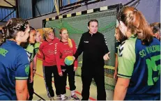  ?? FOTO: HORST SIEMES ?? Elmar Gronsfeld trainiert seit dem Sommer die Frauen des SC Waldniel. Er fühlt sich pudelwohl bei dem Verein aus Schwalmtal.