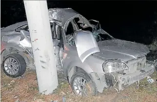  ?? ÉDGAR ROMERO / EXPRESO ?? Siniestro. Así quedó el auto que se estrelló cuando su conductor intentó esquivar los cuerpos en la vía.