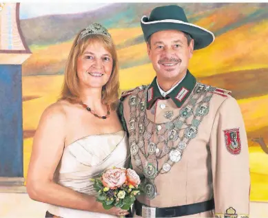  ?? FOTO: SEBASTIAN POTOTZKI ?? Das Königspaar Willi und Hanne Beivers freut sich auf sein Schützenfe­st.