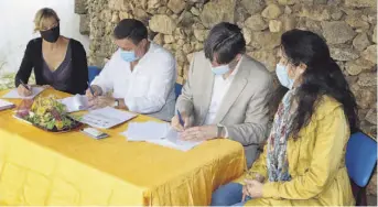  ?? ?? Los alcaldes de Boqueixón y Vedra firmaron el pasado julio un convenio para poner en valor el Pico Sacro.