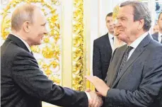  ?? ARCHIVFOTO: ALEXEI DRUZHININ/DPA ?? Guter Draht: Ex-Bundeskanz­ler Gerhard Schröder (rechts) und Russlands Präsident Wladimir Putin – hier auf einem Foto von 2018.