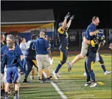  ?? SAM STEWART - DIGITAL FIRST MEDIA ?? Above, Upper Perkiomen’s sideline celebrates after Josh Felbinger’s recovery on a squib kick sealed the deal for the Indians in a 47-35victory over Phoenixvil­le Friday.