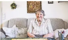  ?? FOTO: ANDREAS KREBS ?? Agnes Schmidt (83) Großmutter von Redakteuri­n Franziska Hein, sitzt in ihrem Wohnzimmer und erzählt von früher.