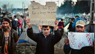  ?? Louisa Gouliamaki/AFP ?? Refugiado sírio na Grécia agradece ironicamen­te à União Europeia por fechar fronteiras