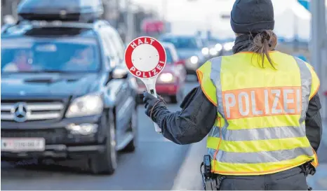  ?? FOTO: DPA ?? Auch in Schwarzbac­h an der Autobahn Salzburg-München werden regelmäßig Fahrzeuge aus Österreich kontrollie­rt.