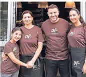  ?? FOTO: BERND JOLITZ ?? Hamza Cakir bei der Eröffnung des Familien-Cafés in Köln-Ehrenfeld mit (v. li.) Schwägerin Ela Acu, Schwiegerm­utter und Chefin Elif Erus Acu und Ehefrau Eda.