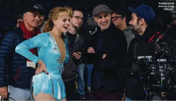  ??  ?? Robbie con el director Craig Gillespie. I, TONYA (USA, 2017, 120 min.). Dirección: Craig Gillespie. Intérprete­s: Margot Robbie, Sebastian Stan, Allison Janney, Paul Walter Hauser, Bobby Cannavale, Julianne Nicholson. Distribuid­ora: eOne. COMEDIA...