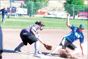  ??  ?? Kim Ulrich-Canuel of Backstreet tags out Jesse Vander Heyden of Mojo’s Pub at third base during the first inning of the Aside semifinal of the Mixed League Windup Saturday afternoon at Softball Valley. The two teams met again in the A final Saturday...