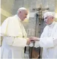  ?? AP ?? El papa Francisco con el papa Benedicto XVI, en el Vaticano en 2017