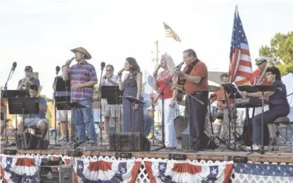  ?? CONTRIBUTE­D PHOTO ?? Tabernacle Big Band leads a sing-along at a previous Patriotism at the Post.