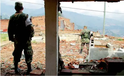  ?? FOTO MANUEL SALDARRIAG­A ?? En el año 2002 se dieron 19 operacione­s militares en la Comuna 13. La última fue Orión y duró dos días. Con ellas buscaban recuperar el territorio “sitiado” por guerriller­os.