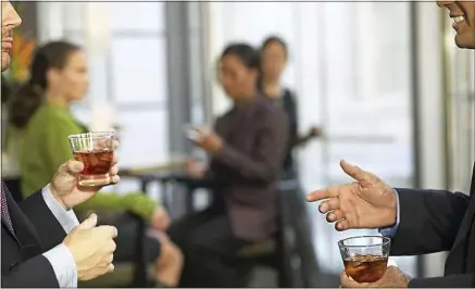  ??  ?? Boire de l’alcool sur son lieu de travail est interdit... sauf s’il s’agit de vin, de bière, de cidre, de poiré ou d’hydromel.