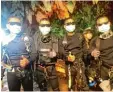 ?? Foto: Royal Thai Navy, dpa ?? Das sind die Helden: Die letzten vier Ret tungstauch­er nach dem Verlassen der Höhle.